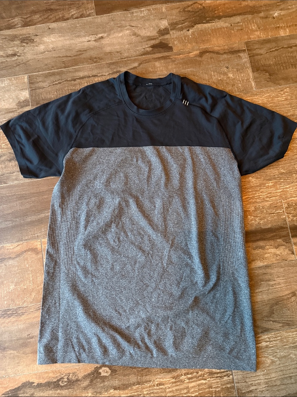 lululemon Men's metal vent Short Sleeve Two-Tone - Black & Gray